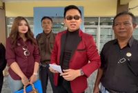 Bagas Pamenang N, SH, MH, (Baju merah) saat diwawancara wartawan, usai memberikan surat penegasan ke BPN Kabupaten Rembang.