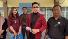 Bagas Pamenang N, SH, MH, (Baju merah) saat diwawancara wartawan, usai memberikan surat penegasan ke BPN Kabupaten Rembang.
