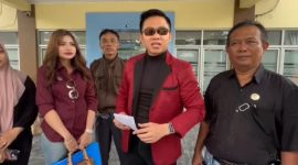 Bagas Pamenang N, SH, MH, (Baju merah) saat diwawancara wartawan, usai memberikan surat penegasan ke BPN Kabupaten Rembang.