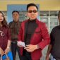 Bagas Pamenang N, SH, MH, (Baju merah) saat diwawancara wartawan, usai memberikan surat penegasan ke BPN Kabupaten Rembang.