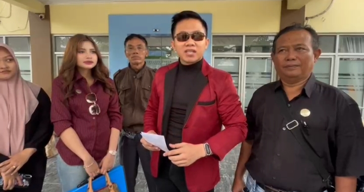 Bagas Pamenang N, SH, MH, (Baju merah) saat diwawancara wartawan, usai memberikan surat penegasan ke BPN Kabupaten Rembang.