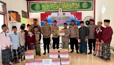 Satreskrim Polres Blora saat memberikan santunan.