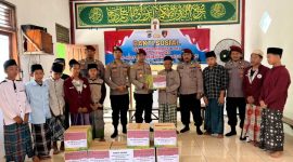 Satreskrim Polres Blora saat memberikan santunan.