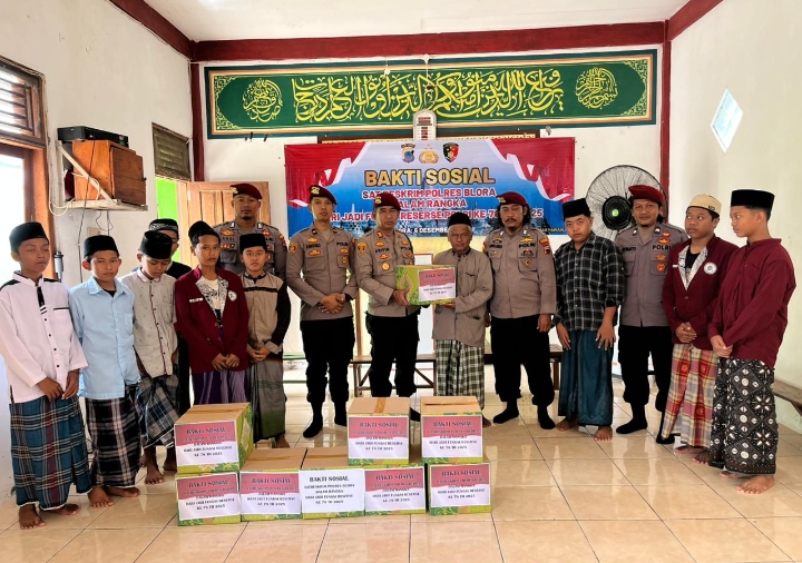 Satreskrim Polres Blora saat memberikan santunan.