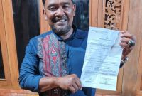 Sinaga anggota LSM LPKKN Jawa Tengah, saat menunjukan bukti laporan polisi. Senin (8/12/2025).