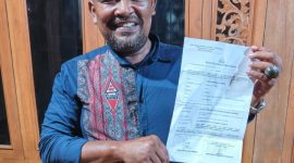 Sinaga anggota LSM LPKKN Jawa Tengah, saat menunjukan bukti laporan polisi. Senin (8/12/2025).