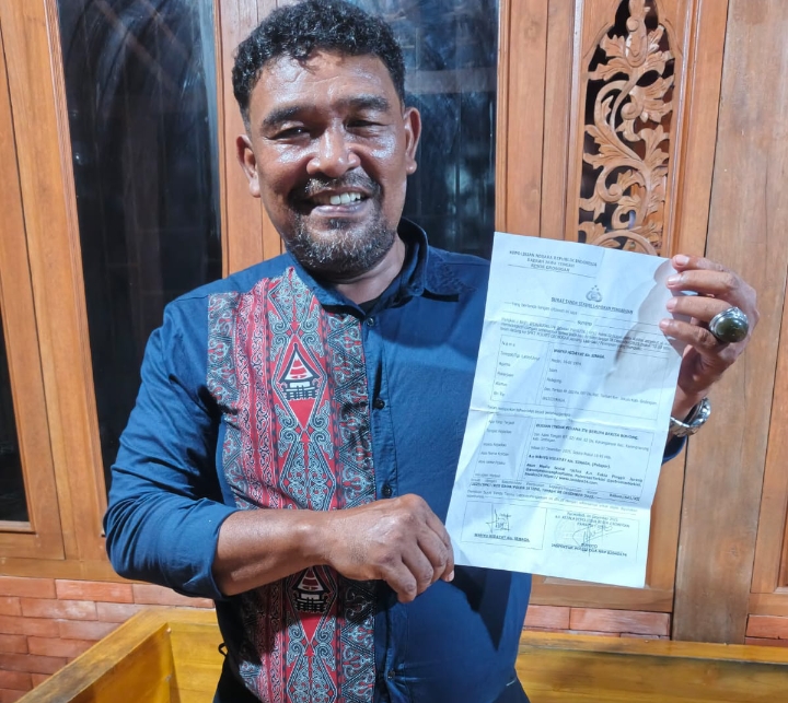 Sinaga anggota LSM LPKKN Jawa Tengah, saat menunjukan bukti laporan polisi. Senin (8/12/2025).