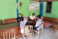 Plt. Camat Randublatung, Joko Budi Heri Santoso, saat melakukan pembinaan terhadap Kadus Ngrawut.