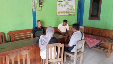 Plt. Camat Randublatung, Joko Budi Heri Santoso, saat melakukan pembinaan terhadap Kadus Ngrawut.