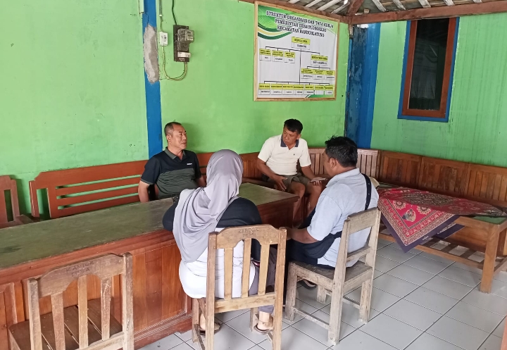 Plt. Camat Randublatung, Joko Budi Heri Santoso, saat melakukan pembinaan terhadap Kadus Ngrawut.