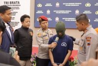 Tersangka saat dihadirkan dalam konferensi pers ungkap kasus pembacokan.