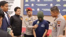 Tersangka saat dihadirkan dalam konferensi pers ungkap kasus pembacokan.