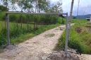 Foto: Akses jalan usaha tani atau jalan umum nampak di portal.