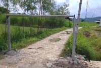 Foto: Akses jalan usaha tani atau jalan umum nampak di portal.