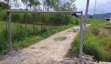 Foto: Akses jalan usaha tani atau jalan umum nampak di portal.