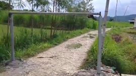 Foto: Akses jalan usaha tani atau jalan umum nampak di portal.