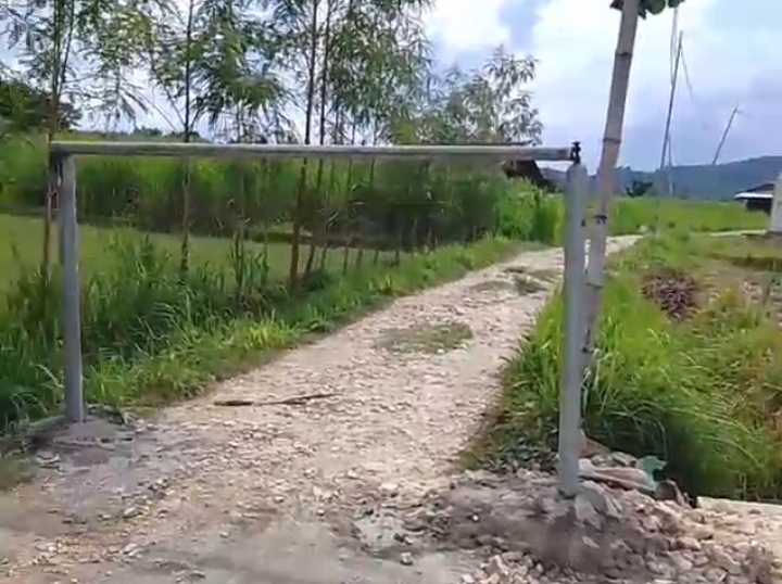 Foto: Akses jalan usaha tani atau jalan umum nampak di portal.