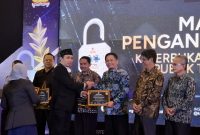 Bupati Grobogan melalui Asisten Pemerintahan dan Kesra Sekda Grobogan, Kurnia Saniadi, saat menerima penghargaan keterbukaan informasi.