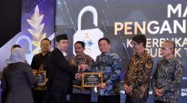 Bupati Grobogan melalui Asisten Pemerintahan dan Kesra Sekda Grobogan, Kurnia Saniadi, saat menerima penghargaan keterbukaan informasi.