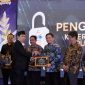 Bupati Grobogan melalui Asisten Pemerintahan dan Kesra Sekda Grobogan, Kurnia Saniadi, saat menerima penghargaan keterbukaan informasi.