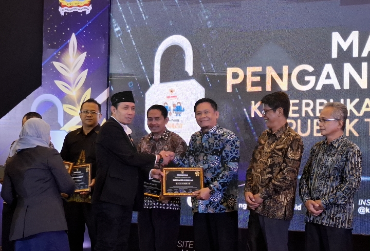 Bupati Grobogan melalui Asisten Pemerintahan dan Kesra Sekda Grobogan, Kurnia Saniadi, saat menerima penghargaan keterbukaan informasi.