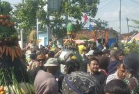 Masyarakat  eks Kawedanan Randublatung, Kabupaten Blora, saat persiapan berebut gunungan.