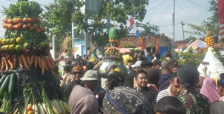 Masyarakat  eks Kawedanan Randublatung, Kabupaten Blora, saat persiapan berebut gunungan.