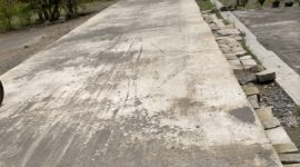 Foto: proyek betonisasi jalan dukuh-Karangawen, terindikasi penyimpangan.