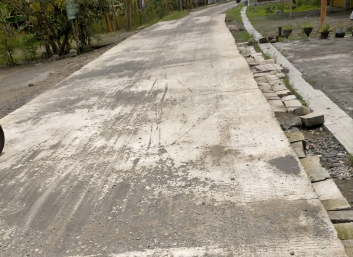 Foto: proyek betonisasi jalan dukuh-Karangawen, terindikasi penyimpangan.