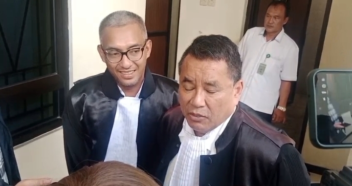 Hotman Paris Hutapea, pengacara kedua terdakwa Bos Sritex, saat diwawancara wartawan. Senin (22/12/2025).