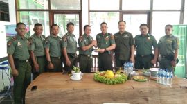 Foto: Adm KPH Randublatung, Herry Merkussiyanto Putro (kiri) saat pontong tumpeng bersama CPM Blora, Yoyok (kanan).