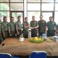 Foto: Adm KPH Randublatung, Herry Merkussiyanto Putro (kiri) saat pontong tumpeng bersama CPM Blora, Yoyok (kanan).