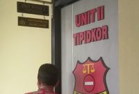 Foto: Pelapor, saat hendak memasuki ruang unit 2 Tipidkor. 