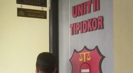 Foto: Pelapor, saat hendak memasuki ruang unit 2 Tipidkor. 