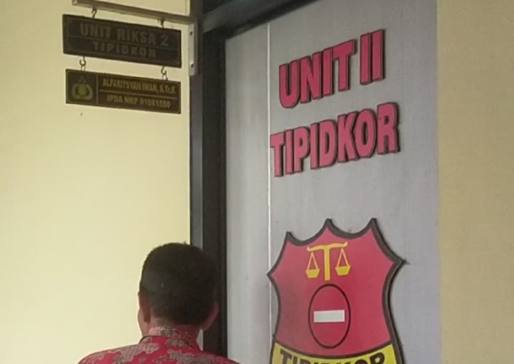 Foto: Pelapor, saat hendak memasuki ruang unit 2 Tipidkor. 