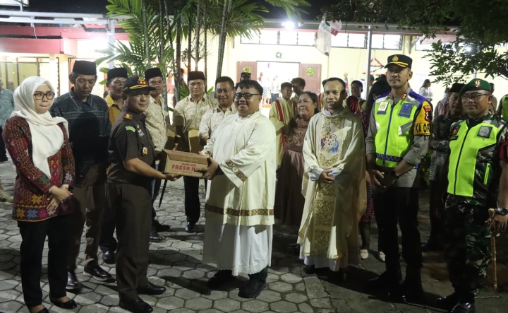 Forkopimda Demak kunjungi gereja, pastikan pelaksanaan kebaktian natal berjalan lancar dan kondusif. 