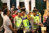 Kapolres Jepara, AKBP Erick Budi Santoso, saat turun langsung ke gereja, pastikan perayaan hari natal berjalan lancar dan kondusif.