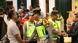 Kapolres Jepara, AKBP Erick Budi Santoso, saat turun langsung ke gereja, pastikan perayaan hari natal berjalan lancar dan kondusif.