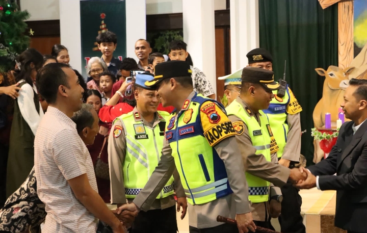 Kapolres Jepara, AKBP Erick Budi Santoso, saat turun langsung ke gereja, pastikan perayaan hari natal berjalan lancar dan kondusif.