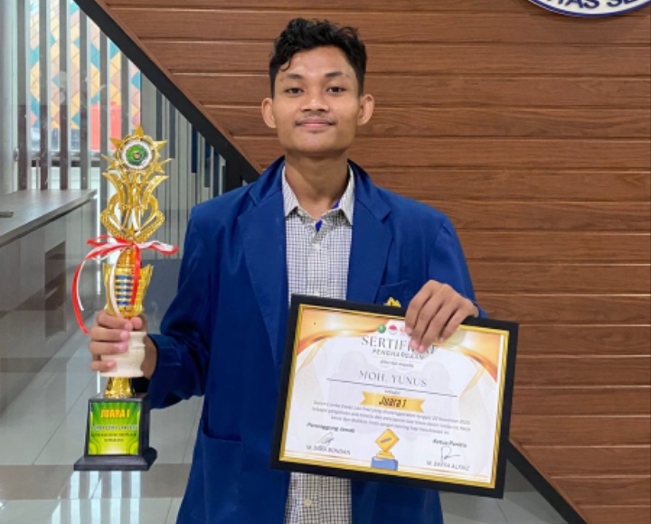 Foto: Moh Yunus, saat meraih Juara 1 Lomba Essay Law Fest Unwahas.