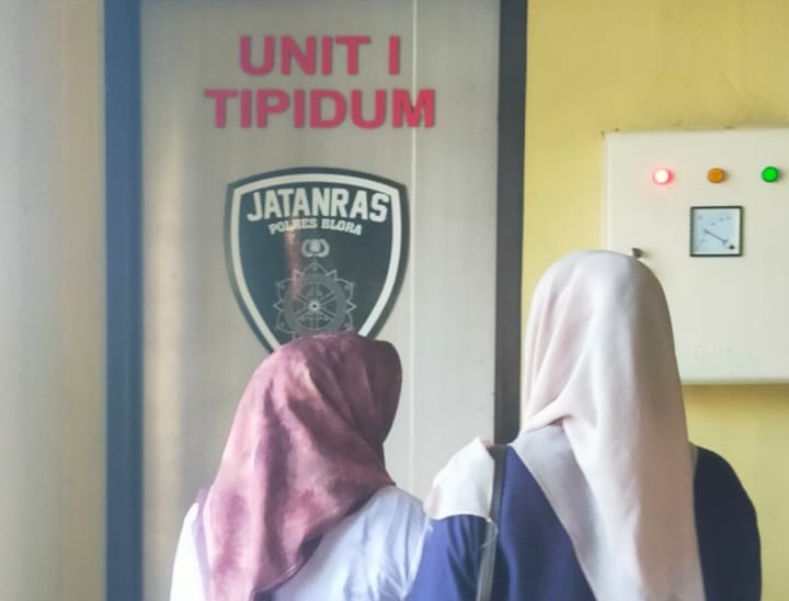 Foto: Pelapor kedua dugaan pemalsuan dokumen BPJS Ketenagakerjaan, saat mendatangi kantor Polres Blora. Jumat (26/12/2025).