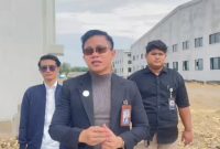 Foto ss: Adv. Bagas Pamenang, SH,MH, saat memberikan keterangan terkait pembangunan pabrik tas yang diduga belum mengantongi izin.
