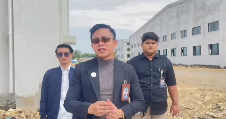 Foto ss: Adv. Bagas Pamenang, SH,MH, saat memberikan keterangan terkait pembangunan pabrik tas yang diduga belum mengantongi izin.