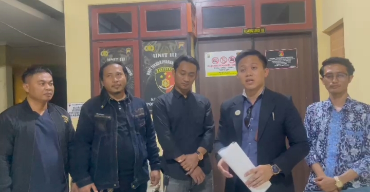 Kuasa hukum NH, usai melaporkan oknum advokat terkait dugaan pemerasan di Polres Rembang.