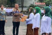 Bupati Kudus, Sam'ani Intakoris, saat melantik tenaga non ASN menjadi PPPK paruh waktu.