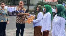 Bupati Kudus, Sam'ani Intakoris, saat melantik tenaga non ASN menjadi PPPK paruh waktu.