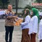 Bupati Kudus, Sam'ani Intakoris, saat melantik tenaga non ASN menjadi PPPK paruh waktu.