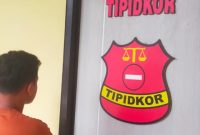 Saksi pelapor dugaan pungli dan pemerasan saat hendak memasuki ruang penyidik Polres Blora. Rabu (31/12/2025).