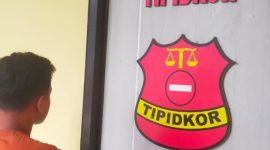 Saksi pelapor dugaan pungli dan pemerasan saat hendak memasuki ruang penyidik Polres Blora. Rabu (31/12/2025).