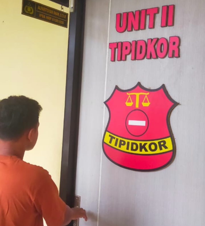 Saksi pelapor dugaan pungli dan pemerasan saat hendak memasuki ruang penyidik Polres Blora. Rabu (31/12/2025).